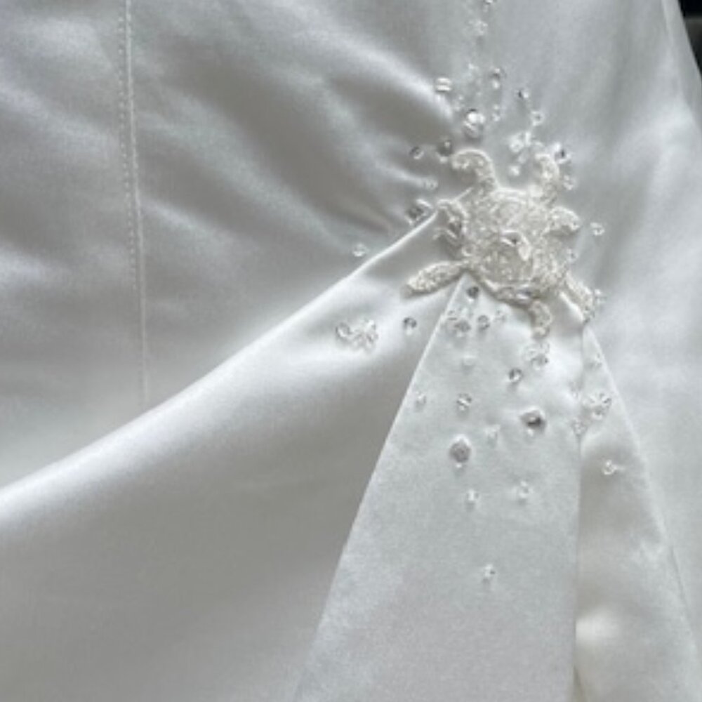Elegant White Satin Gown - Picture 9 of 16